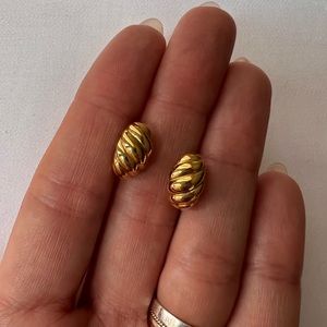 Mejuri Bold Croissant Dôme Huggies Gold Vermeil